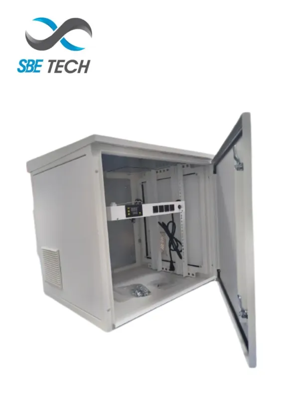 SBE TECH SBE-FRT9UR - Gabinete Exterior 19" 9UR / Alto 599 mm / Ancho 606 mm / Profundidad 552 mm / Acero Galvanizado / Pintura Electroestática / Color Gris / INCLUYE 1 HERRAJE PARA FIJACION A PARED, TORRE  O POSTE