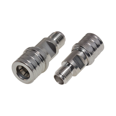 [RQA-5405-LP] Adaptador en Línea de Bajo PIM, de Conector QMA (Quick Mate) Macho a SMA Hembra, Bronce Blanco/ Oro/ Teflón.