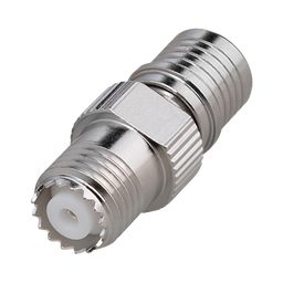 Adaptador en Línea, de Conector QMA (Quick Mate) Macho a Mini-UHF Hembra, Bronce Blanco/ Oro/ Teflón.